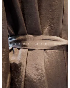 Gros plan detail de la ceinture de peignoir de salon pour femme, tissu souple et luxueux.