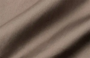 Gros plan détaillé de tissu de coton marron de qualité supérieure avec vagues élégantes.