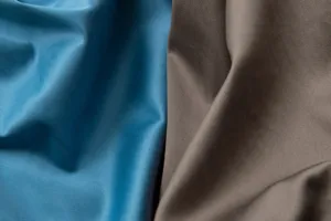 Détail de tissu de haute qualité en gros plan montrant une texture lisse et drapée.