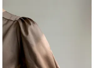 Robe manche ballon style français détail épaule tissu marron texture femme élégante mode chic