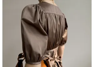 Robe midi vintage française en coton avec manches bouffantes et joli nœud au dos.