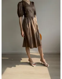 Robe midi française marron avec manches bouffantes, col en V et taille ajustée.