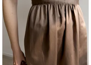 Robe style français en mélange de coton marron taille détail, design froncé élégant.