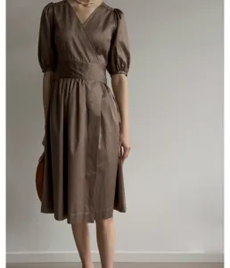 Robe midi marron à manches courtes bouffantes, col V français et élégant tissu en coton.