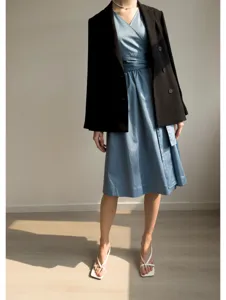 Vue détaillée de la robe portefeuille bleue de style français avec une texture élégante.