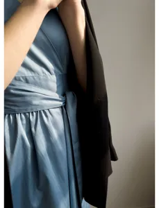 Détail de la robe bleue claire française montrant la ceinture et la texture fine du tissu