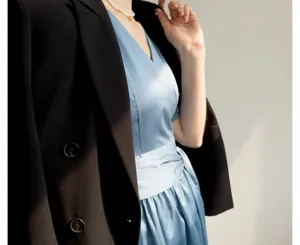 Robe midi française à col en V et manches bouffantes avec blazer noir classique pour femme