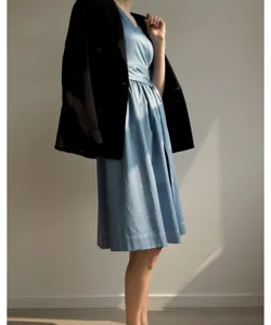 Élégante robe midi en coton français associée à un blazer noir stylé pour un look chic.