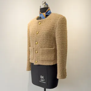 Klassieke beige wollen bouclé korte jas met ronde hals en chique gouden knopen.