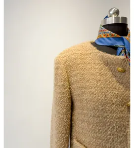 Beige wolmix tweed korte jas voor dames, ronde hals met enkel rij knopen voor de herfst.