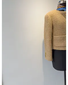Elegante tweed jas voor dames, korte ronde hals met gouden knopen en fijne woltextuur.