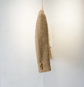 Wol tweed jas mouw detail, korte jas textuur, elegante dameskleding herfststijl.