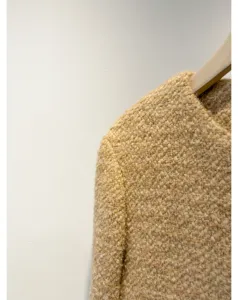 Gedetailleerd overzicht van de elegante korte tweed jas voor dames, premium textuur en stijlvol ontwerp.