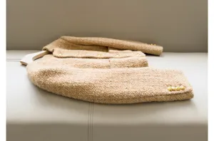 Gedetailleerd overzicht van korte dames tweedjas met ronde hals en gouden knopen.