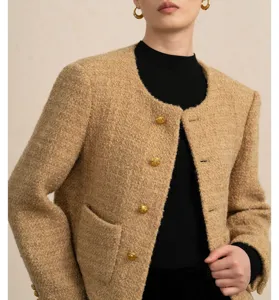 Gedetailleerd uitzicht op de elegante korte wollen tweed jas voor dames met knopen.