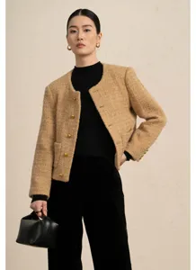 Gedetailleerd overzicht van elegante dames wol tweed jas, ronde hals met chique gouden knopen.