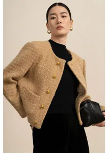 Elegante korte dames tweed jas vervaardigd van wolmix met ronde hals en gouden knopen.