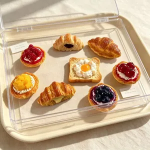 Detailaufnahme süßer 3D-Simulations-Dessert-Kühlschrankmagnete, Miniatur-Gebäck und Obsttorten.
