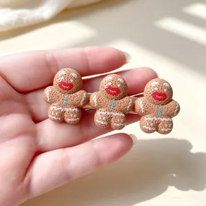Gros plan de la jolie pince à cheveux bonhomme en pain d'épices pour coiffure mignonne.