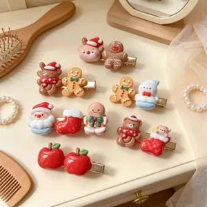 Détail en gros plan de jolies pinces à cheveux de Noël avec des bonhommes de pain d'épices.