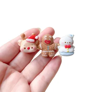 Jolie pince à cheveux de Noël avec motifs renne, bonhomme de pain d'épices et bonhomme de neige.