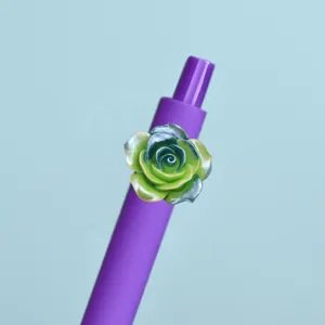 Detaillierte Nahaufnahme des lila Gelstifts mit einem lebendigen 3D-Harz-Sukkulenten-Blumen-Design.