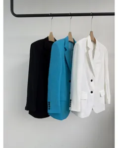 Klassiek detail van dunne dames zomer blazer, professioneel pak jasje met lange mouwen.