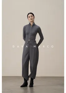 Completo elegante in maglia grigia con cardigan a collo alto con zip e pantaloni coordinati.