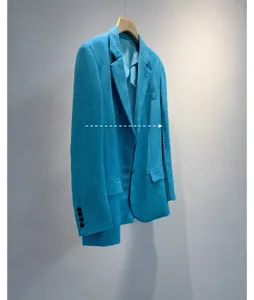 Gedetailleerd uitzicht op de blauwe zomerdamesblazer van triacetaat met zichtbare revers.