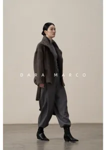 Cappotto cardigan con zip da donna a collo alto, elegante abbigliamento invernale grigio.