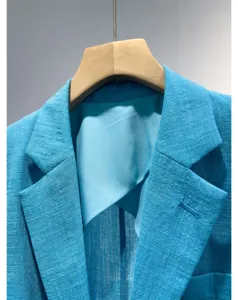 Close-up detail van de kraag van een lichtblauwe lichte dames blazer jasje textuur.