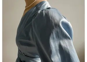 Vue détaillée de la robe à manches bouffantes française, élégant tissu bleu clair.