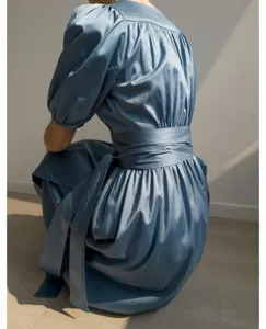 Vue arrière détaillée d'une robe en coton française à manches bouffantes et lien à la taille.