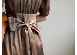 Robe midi vintage marron à manches bouffantes avec nœud dans le dos mode femme élégante