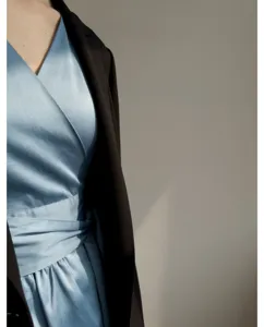 Élégante robe portefeuille en satin à col V français avec blazer noir, style chic.