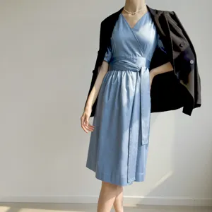 Élégante robe midi portefeuille française à col en V, manches bouffantes et ceinture.