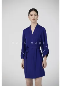 Vue détaillée de l'élégant peignoir en soie bleu roi avec passepoil blanc et ceinture de taille.