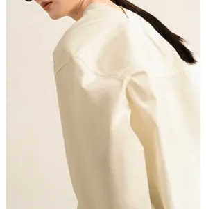 Detail view of the beige cotton poplin short shirt shoulder, featuring wide sleeves.