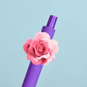 Rosenblüte farbiger Gelstift Detailansicht, süßes Schreibwarengeschenk für Kinder zum Schreiben.