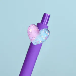 Süßer zweifarbiger Harz-Herz-Gelstift im Detail, lila Gehäuse mit Glitzer für Kindergeschenk.