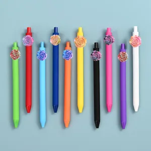 Detail opname van kleurrijke gelpen set met glinsterende holografische roos decoratie.