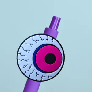 Primer plano detallado de un bolígrafo de gel creativo estilo bruja de Halloween con parche.