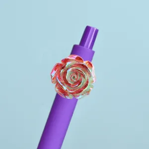Gedetailleerde close-up van kleurrijke olieverf roos gelpen met stralend harsdecor.