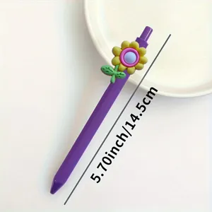 Stylo gel violet avec charm en silicone fleur jaune mignon et fond d'assiette blanc.
