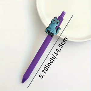Stylo gel violet avec charmant chat bleu, vue de détail montrant la longueur et pointe fine d'écriture.