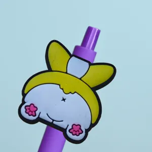 Gros plan détaillé d'un adorable embout en silicone shiba inu sur stylo gel violet.