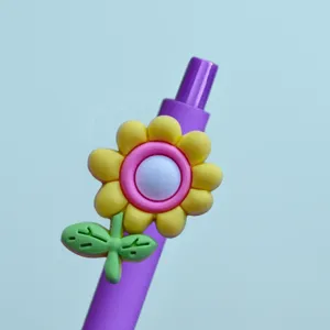 Gros plan détaillé du joli stylo gel coloré avec un patch décoratif fleur et feuille 3D.
