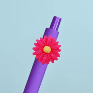 Detailansicht des Gelstiftes mit rosa Gänseblümchen Harzdekor auf lila Stiftkörper.