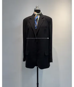 Gedetailleerd overzicht dames zwarte blazer jas triacetaatvezel stof single breasted zomer
