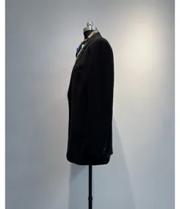 Klassieke zwarte damesblazer in zijaanzicht detail met een stijlvolle kleurrijke sjaal.